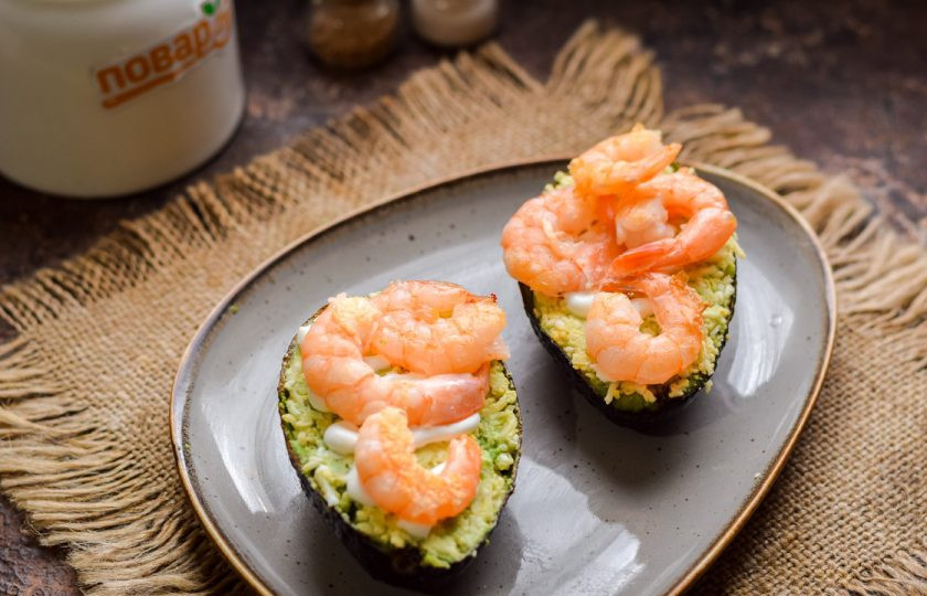 1. Этап. Авокадо фаршированное креветками: Поверх смажьте все немного майонезом и выложите креветки. Подавайте к столу.