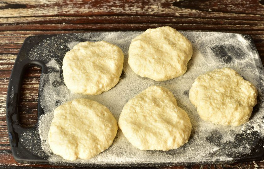 1. Этап. Сырники с кунжутом: Сформируйте сырники.