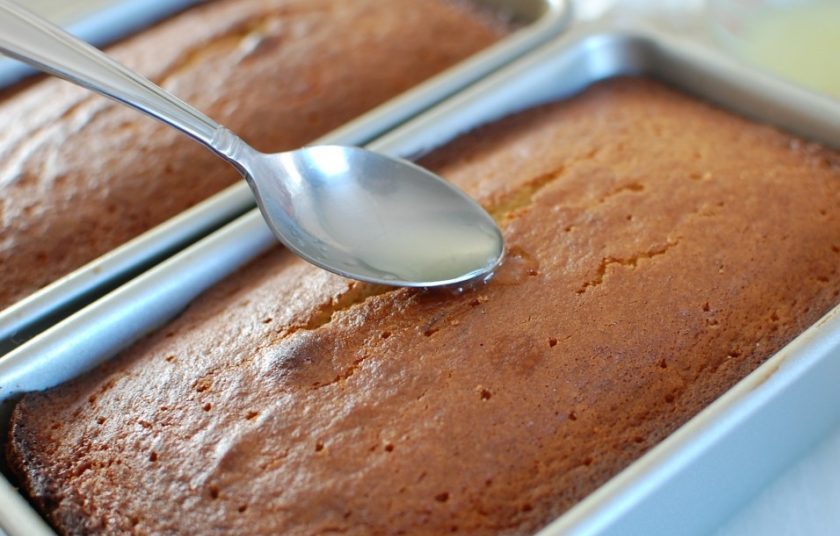 1. Этап. Лимонный кекс с майонезом: 12. Приготовленной глазурью пропитайте оба кекса и оставьте до остывания.