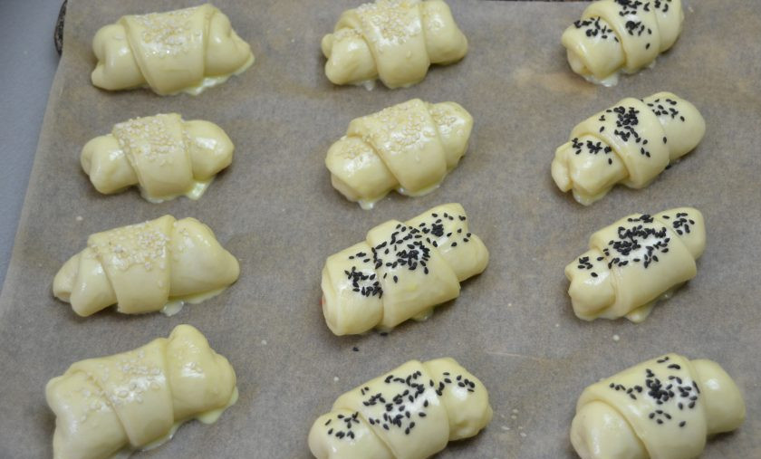 1. Этап. Польские булочки: Посыпьте булочки кунжутом или маком. Дайте расстойку 10 минут, в это время нагрейте духовку.