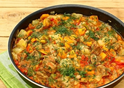 1. Этап. Ужин Ассорти: Добавляем соль и черный перец по вкусу. Если нужно, доливаем совсем немного воды, закрываем крышкой и тушим еще минут 5-8. Готовое блюдо посыпаем мелко нарезанным укропом.