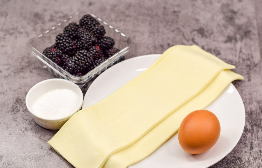 1. Этап. Слойки с ежевикой: Подготовьте ингредиенты.