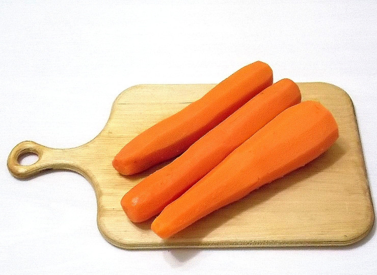 1. Этап. Паренки из моркови в духовке: Очистите морковь и отварите до полуготовности. Остудите.