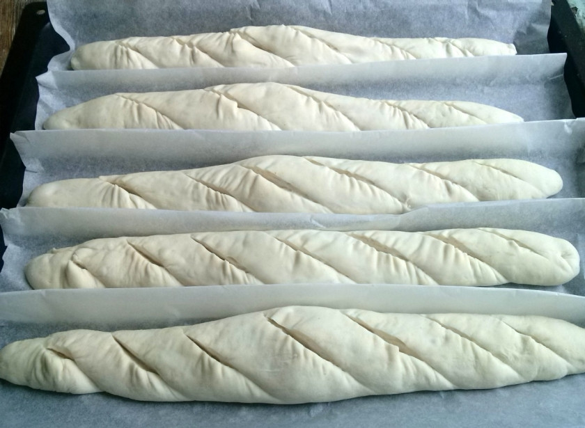 1. Этап. Багет классический: Разогрейте духовку до 230 градусов. Сделайте надрезы с помощью острого лезвия. Выпекайте багеты с паром в течение 25 минут. Для этого на дно электродуховки можно бросить кусочки льда или обильно побрызгать стенки духовки и сами заготовки багета из пульверизатора.