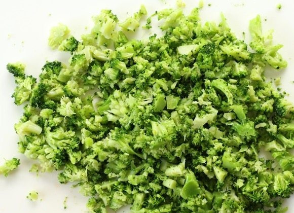 1. Этап. Запеченный картофель с брокколи и сыром: 2. Разморозьте брокколи, затем нарежьте кусочками.