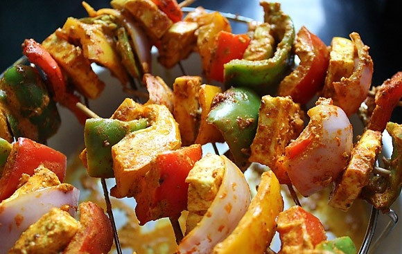 1. Этап. Закуска для пикника на природе: 11. Растапливаю сливочное масло, смазываю им каждый шампур, отправляю овощи в разогретый до 180 градусов духовой шкаф на 10 минут, затем достаю и снова смазываю маслом, выпекаю еще 10 минут.