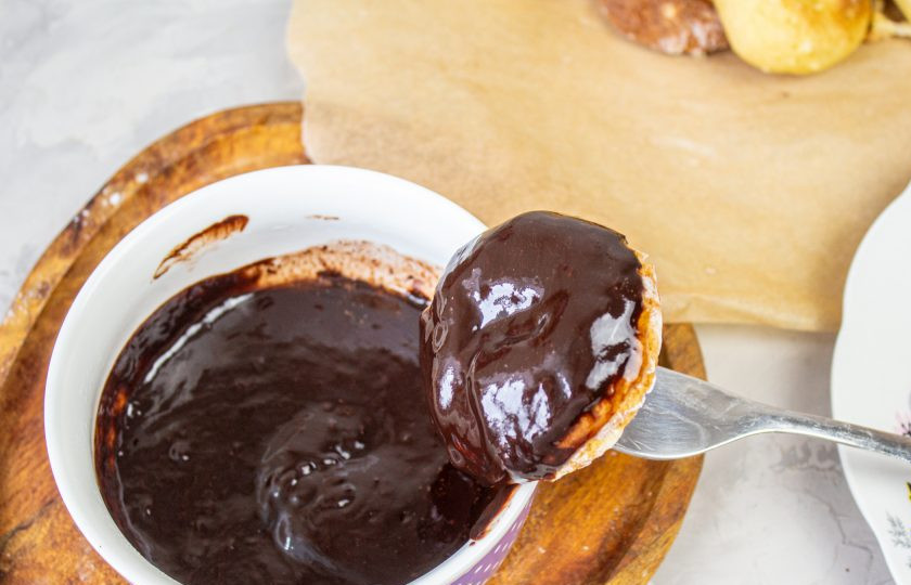 1. Этап. ПП пончики: Для украшения шоколад я растопила в микроволновке короткими импульсами. Аккуратно покрываем ей пончики.