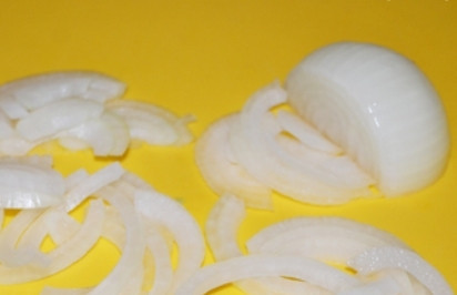 1. Этап. Кролик, тушенный в вине с овощами: Очищенный лук тоже нарезаем полукольцами.