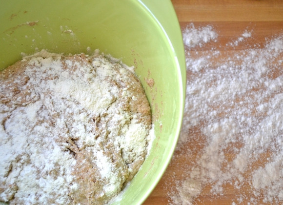 1. Этап. Рулет из хлебного теста с шоколадом: 4. Посыпьте тесто мукой и переложите его на ровную, посыпанную мукой поверхность.