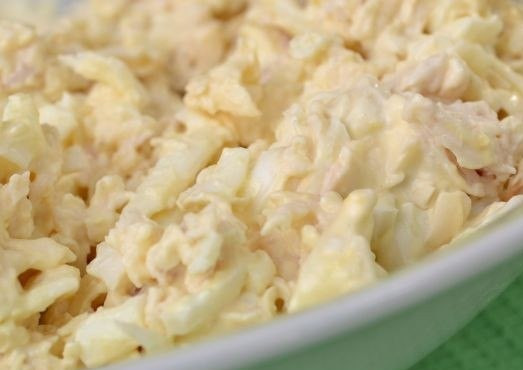 1. Этап. Рулеты из лаваша с курицей и плавленым сырком: Сырок потрите на терке, а чеснок измельчите. Смешайте все ингредиенты для начинки – курятину, яйца, сыр, чеснок, майонез и соевый соус. Перемешайте.