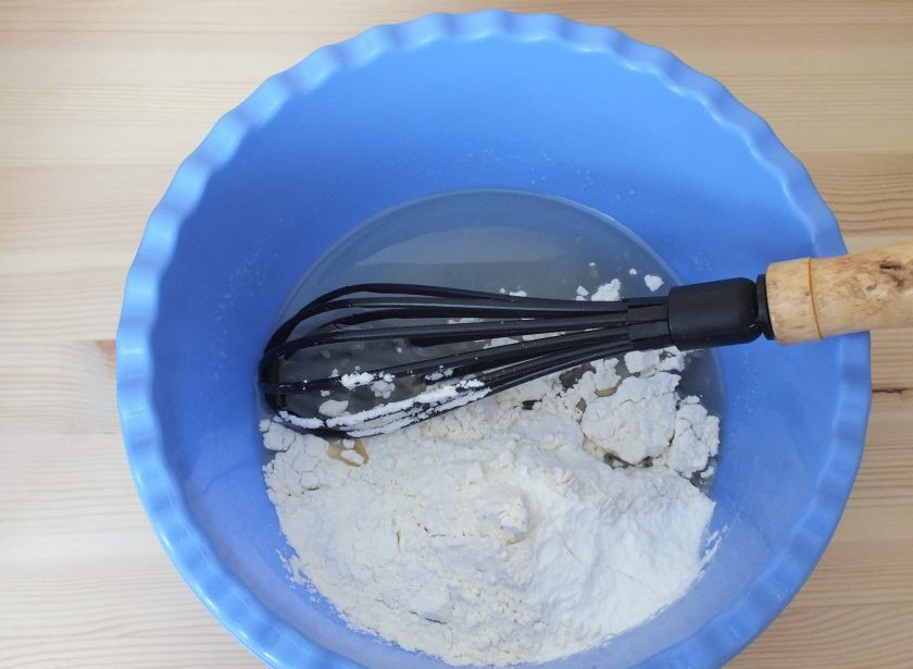 1. Этап. Кекс с вишней в мультиварке: Добавьте муку и разрыхлитель. Размешайте.