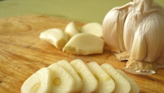 1. Этап. Курица с яблоками в мультиварке: 2. Нарежьте чеснок.