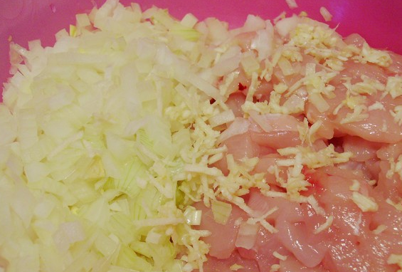 1. Этап. Котлеты из кусочков филе: Добавляем измельченный лук и пропущенный через пресс чеснок.