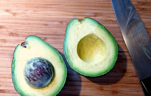 1. Этап. Авокадо с сыром: 1. Авокадо нужно вымыть и разрезать пополам, аккуратно проводя острым ножом до косточки по кругу. Лучше всего брать хорошо созревший плод. Если он еще слишком плотный, то можно оставить его на время, пока он немного дозреет. Косточку аккуратно вынуть.