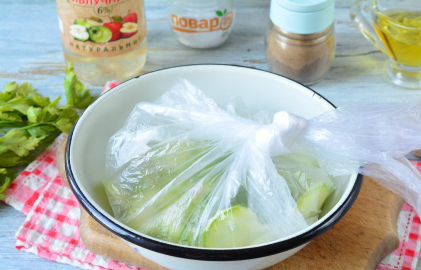 1. Этап. Быстрая засолка кабачков в пакете: Плотно завяжите пакет, и хорошо перемешайте кабачки. Оставьте пакет в холодильнике на 1 час, пусть просолятся.