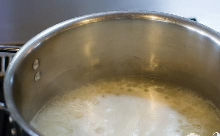 1. Этап. Куриный суп с рисом: Довести до кипения и уменьшить огонь.