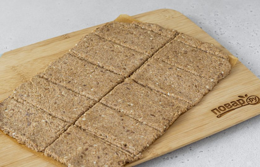 1. Этап. Хлебцы из полбы: Выложите получившуюся массу на пергамент для выпечки. Накройте пленкой и раскатайте до 2-3 мм. толщины. Ножом разрежьте будущие хлебцы на прямоугольники или квадраты. Выпекайте хлебцы в разогретой до 185 градусов духовке 15-18 минут.