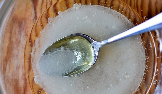 1. Этап. Маринованная капуста с луком: В отдельной миске соедините соль, уксус, сахар и растительное масло.