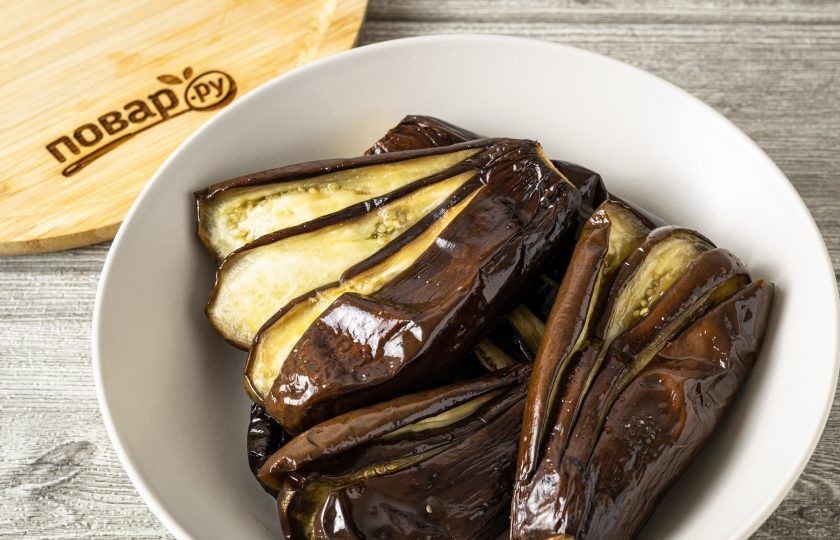 1. Этап. Баклажаны фаршированные на зиму: Достаньте баклажаны из духовки, подсолите и оставьте на 1 час под крышкой.