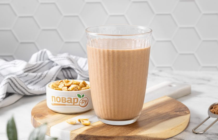 1. Этап. Смузи Сникерс: Перелейте смузи в стакан для подачи. Смузи 