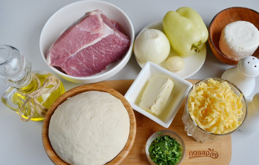 1. Этап. Сырные булочки с мясной начинкой: Подготовьте продукты для булочек и тесто. Рецепт теста для пиццы у меня есть свой любимый, из него получаются очень вкусные и булочки, и пиццы, и пироги. Можете приготовить теста по вашему рецепту или купить готовое.