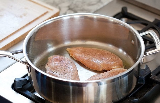 1. Этап. Куриное филе диетическое: 3. Подготовьте сотейник или кастрюлю с толстым дном. С помощью кисточки смажьте каплей масла. Поставьте на огонь и разогрейте. Выложите филе и на сильно огне обжарьте буквально 1 минуту.