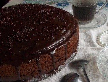 1. Этап. Домашний торт Пьяная вишня: Остужаем глазурь, поливаем ею торт. А дальше украшаем по своему желанию.