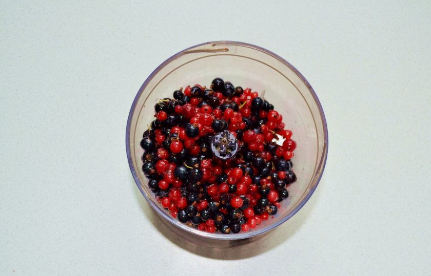 1. Этап. Ягодный лаваш: Ягоды переберите, вымойте и обсушите. Отправьте в чашу блендера.