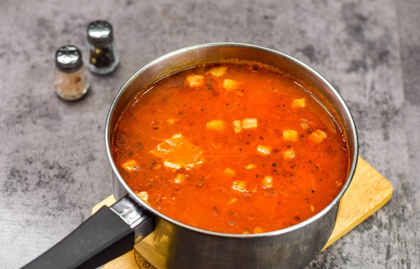 1. Этап. Суп Острый: Варите суп с зажаркой еще 5 минут, добавьте соль и перец по вкусу.