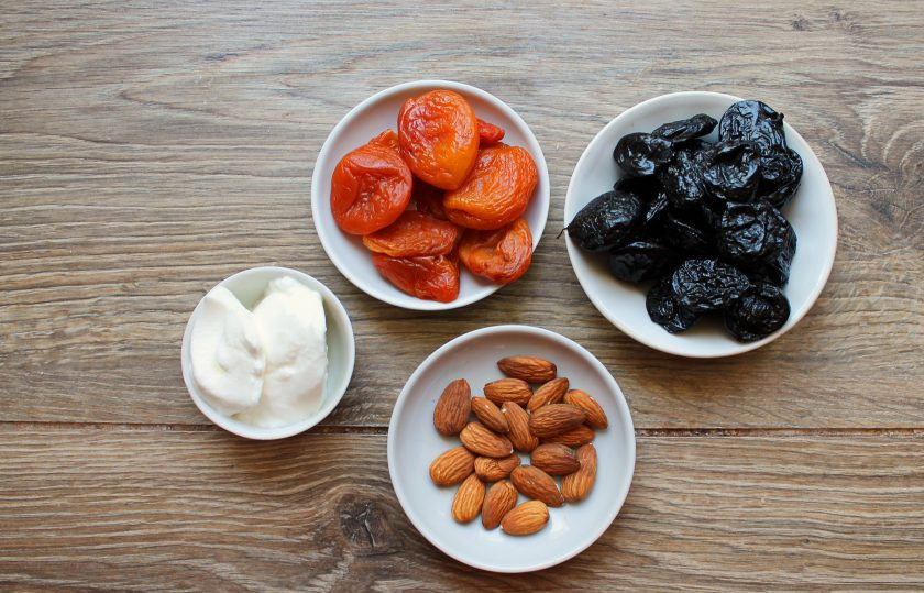 1. Этап. Салат из сухофруктов Кураж: Подготовьте все необходимые ингредиенты для приготовления фруктового салата 