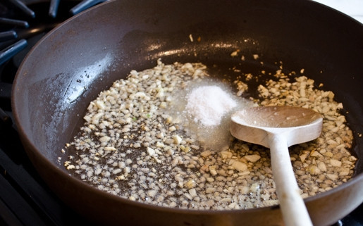 1. Этап. Острые жареные креветки: 5. Добавьте сахар. Помешивая, готовьте ещё 1,5 минуты.