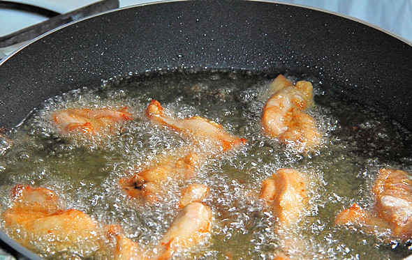 1. Этап. Острая курица по-китайски: 2. Затем каждый кусочек обваливаем в крахмале, жарим во фритюре. Откидываем готовые кусочки на салфетку, чтобы лишний жир впитался.