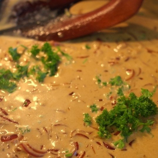 1. Этап. Стейк Диана: Затем добавляем в сковороду жирные сливки и, при желании, соус. Уменьшаем огонь и тушим соус на медленном огне до загустения. Попробуйте на соль и перец - возможно, вы захотите немного добавить.