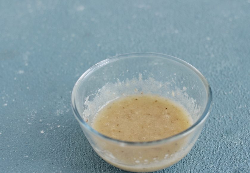 1. Этап. Печенье из рисовой муки: Измельчите блендером растительное масло, сахар и банан.