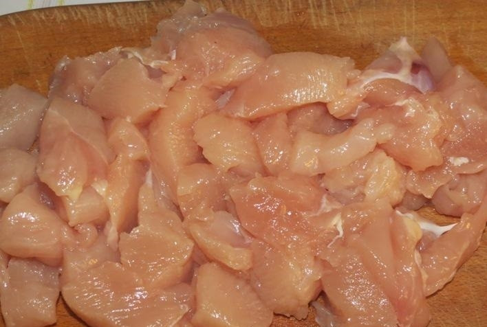 1. Этап. Мексиканская смесь: 3. Филе мою и вытираю, затем нарезаю его небольшими кусочками.