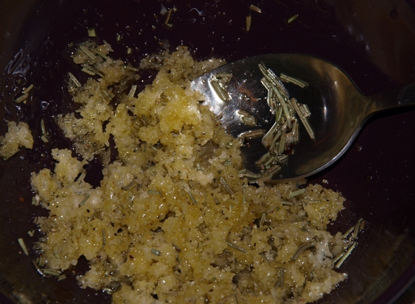 1. Этап. Свиная вырезка с розмарином: 3. Смешиваем его с оливковым или любым другим растительным маслом и хлебной крошкой.