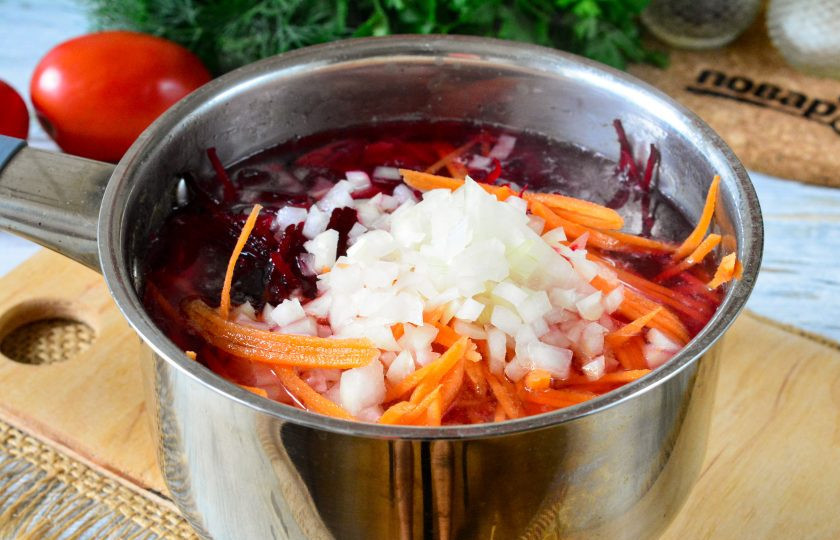 1. Этап. Борщ без зажарки: Когда картофель с капустой будут почти готовы, выложите в борщ сырые овощи — свеклу, морковь и лук. Проварите все вместе 5-8 минут.