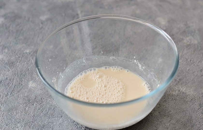 1. Этап. Беляши с грибами: Для теста влейте в миску теплую воду, дрожжи, сахар и немного (1-2 ст.л.) муки. Перемешайте. Оставьте на 10-15 минут, пока не поднимется белая шапочка.