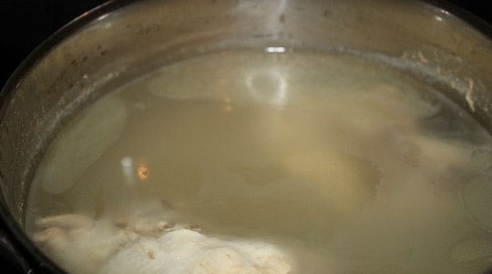 1. Этап. Тарталетки с курицей и ананасом: 1. Положите мясо в кипящую воду и варите до готовности, так мясо будет мягче. После приготовления охладите мясо и нарежьте его небольшими кусочками.