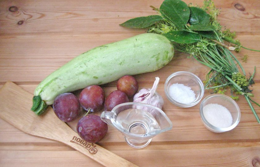 1. Этап. Кабачки со сливами на зиму: Подготовьте ингредиенты для приготовления кабачков со сливами на зиму.