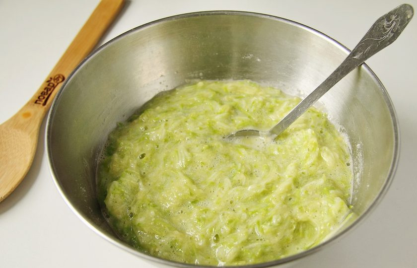 1. Этап. Кабачковый торт с грибами: Хорошо перемешайте.