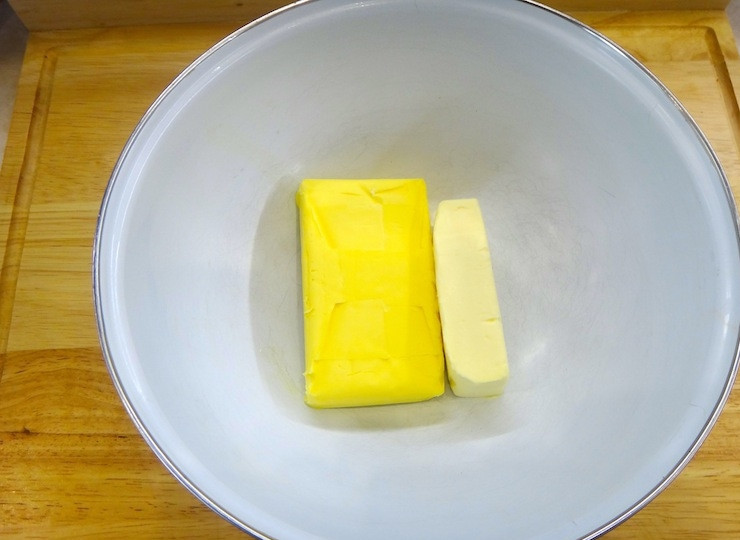 1. Этап. Тарталетки с фруктами в желе: Масло сливочное натрите на терке, пока оно холодное. У меня были разные пачки, поэтому и цвет слегка разный, это большой роли не играет.