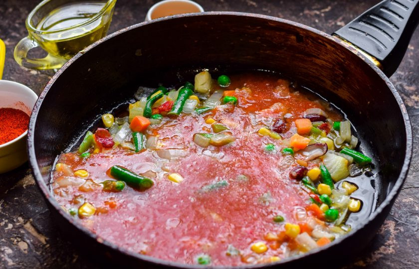 1. Этап. Постный томатный суп: Влейте в сковороду томат, тушите овощи 7-10 минут.