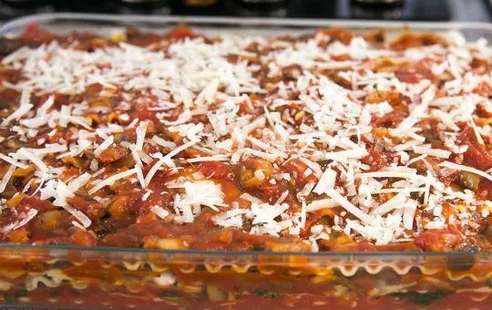 1. Этап. Лазанья простая: Духовку включите на 180 градусов и собирайте лазанью дальше: половина рикотты, немного шпината и часть моцареллы, далее - грибной соус. Повторите так слои, у меня вышло 3 слоя.