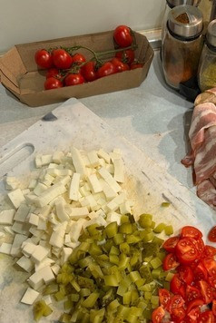 1. Этап. Праздничные кармашки по-питерски: Подготовить начинку: сыр и соленые огурцы нарезать кубиками, помидоры нарезать по вашему желанию