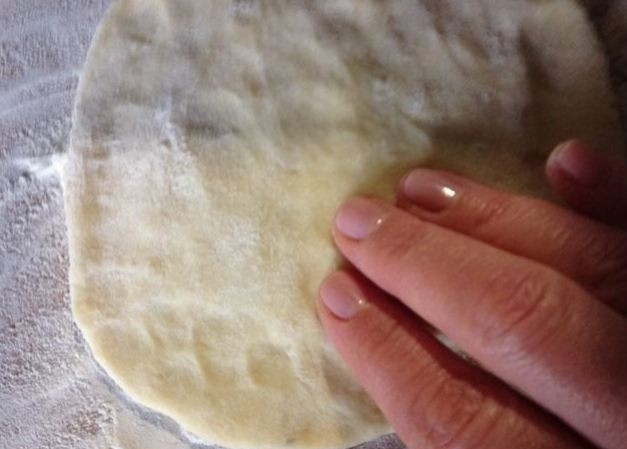 1. Этап. Ирландский хлеб Фадж: Разделите тесто на одинаковые колобки и раскатайте их в лепешки.