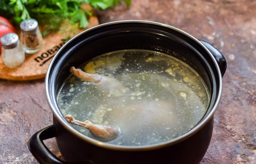 1. Этап. Паштет из перепелки: Перепелку переложите в кастрюлю, залейте водой и варите 1,5 часа на маленьком огне. После оставьте перепелку остывать в бульоне.