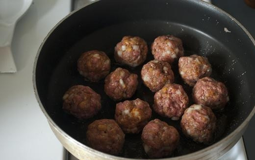 1. Этап. Котлеты, тушенные в подливе: 2. Лепим из фарша котлетки, обжарим их в глубоком сотейнике на растительном масле со всех сторон.