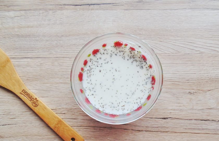 1. Этап. Гедлибже из курицы: Сметану смешайте с мукой, базиликом. Немного посолите. Добавьте 150 мл. воды и тщательно перемешайте. Комочков не должно быть. Сметанный соус готов.