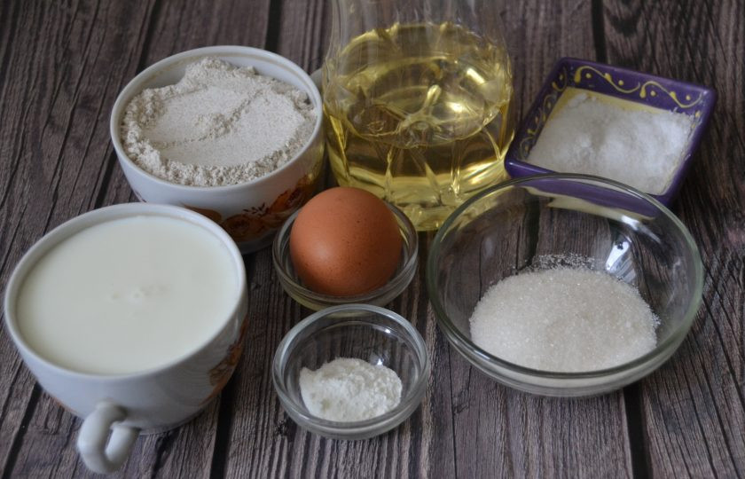 1. Этап. Ржаные оладьи на кефире: Подготовьте ингредиенты.